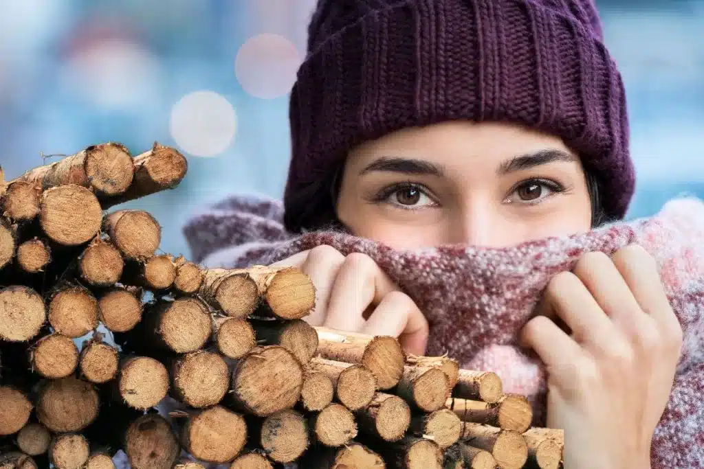 Étonnamment, la collecte de bois mort est interdite. Ce bois, présent sur le sol des forêts, joue un rôle crucial pour la biodiversité. En effet, l'ONF rappelle que près d'un quart des espèces de la forêt dépendent de la présence du bois mort.
