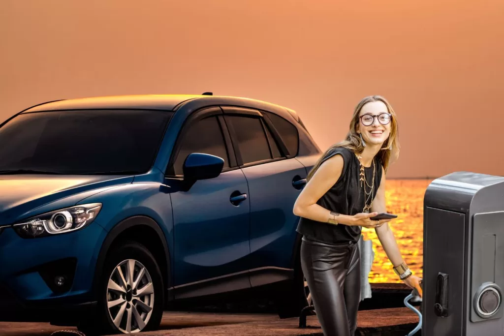 Aujourd'hui, Renault transforme ce modèle iconique en "Legend", une version électrique conçue pour répondre aux défis actuels. Fabriquée en Europe, la "Legend" conserve le design arrondi de l'originale tout en s'adaptant aux exigences de l'époque.