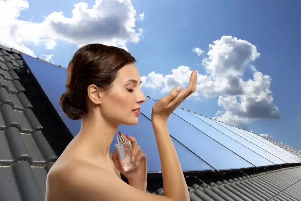 recyclage des panneaux solaires : Une fois les différents composants séparés, une employée gratte au racloir le rectangle de verre obtenu, afin d'éliminer les impuretés. Ces plaques de verre propres sont ensuite réutilisées par un grand verrier français pour la fabrication de vitres, de vérandas, voire de flacons de parfum.
