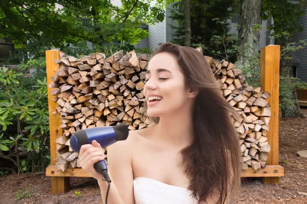 Si les bûches de bois que vous avez sont de mauvaises qualités et sont très humides, pensez à les laisser sécher avant de les glisser dans votre foyer de cheminée