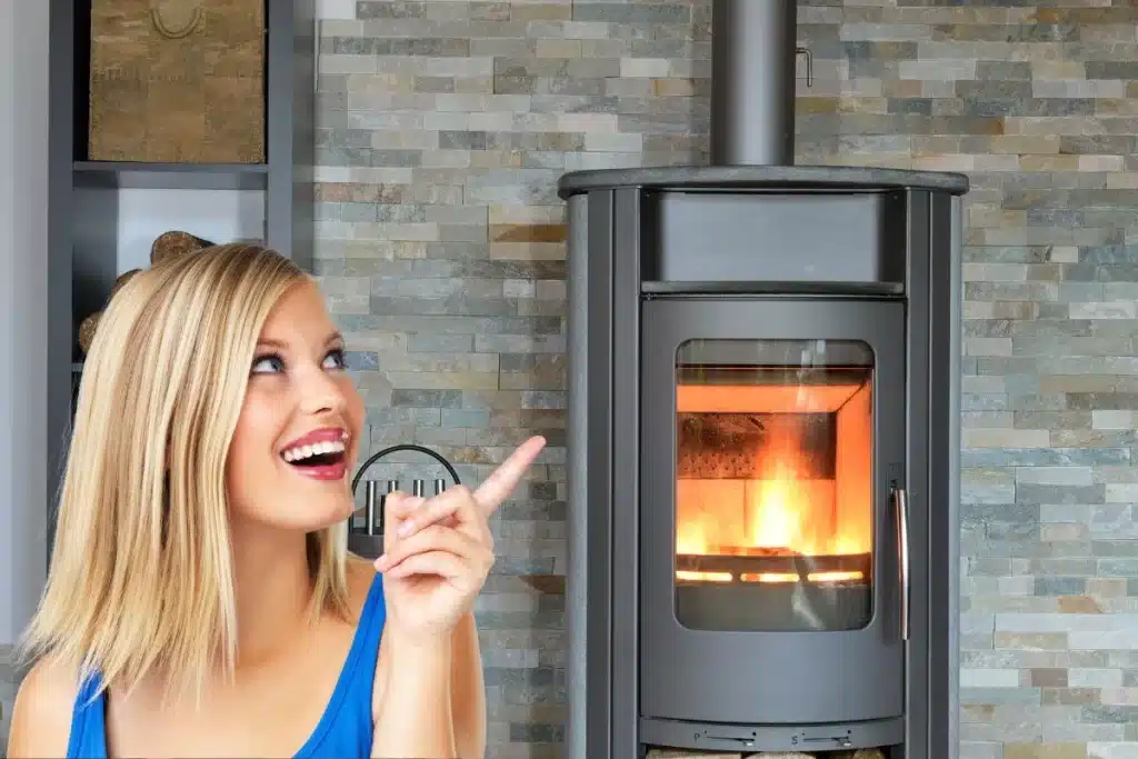 En effet, pour les poêles à granulés ou les conduits de cheminée, le tuyau double paroi est la meilleure solution d'évacuation de fumées. Les conduits doubles paroi garantissent une température idéale de 30°C maximum grâce à la couche isolante entre les deux parois.